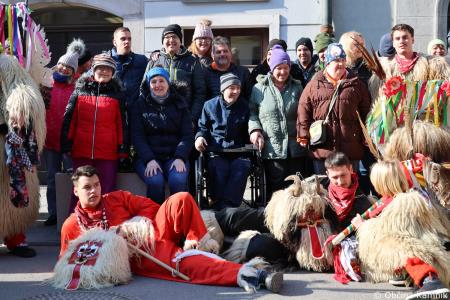 Kamnik so obiskali koranti iz Zamušanov pri Ptuju in v mestno jedro privabili nepregledno množico, željno ogleda tradicionalne pustne šege (76)